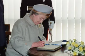 Images Dated 9th December 1993: Queen Elizabeth II visits Leicester Royal Infirmary to open the Windsor Building