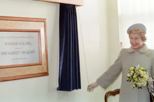 Images Dated 9th December 1993: Queen Elizabeth II visits Leicester Royal Infirmary to open the Windsor Building