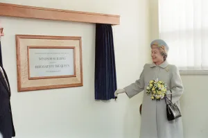 Images Dated 9th December 1993: Queen Elizabeth II visits Leicester Royal Infirmary to open the Windsor Building