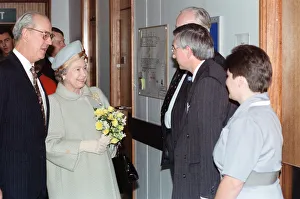 Images Dated 9th December 1993: Queen Elizabeth II visits Leicester Royal Infirmary. 9th December 1993