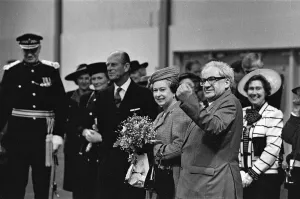 Images Dated 24th March 1989: Queen Elizabeth II visits the new exhibition halls at the NEC, Birmingham