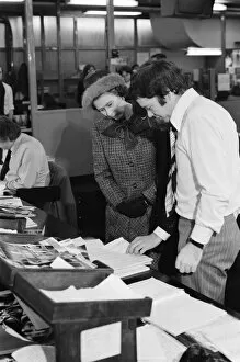 Images Dated 26th February 1976: Queen Elizabeth II visits the offices of the Daily Mirror, Holborn office