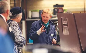 Mirror/0000to0099 00091/queen elizabeth ii visits open door community Mirror/0000to0099 00091/queen elizabeth ii visits open door community