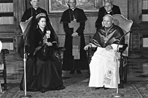 Images Dated 17th October 1980: Queen Elizabeth II visits Pope John Paul II at the Vatican. 17th October 1980