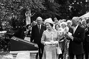 Images Dated 25th July 1975: Queen Elizabeth II visits Stratford-upon-Avon. 27th June 1975