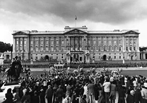 Images Dated 7th June 1977: Queen Elizabeth leaving Buckingham Palace for St Paul