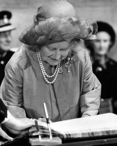 Mirror/0300to0399 00317/queen elizabeth queen mother north east visits Mirror/0300to0399 00317/queen elizabeth queen mother north east visits