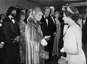 Mirror/1400to1499 01430/queen meeting barbra streisand watched james caan Mirror/1400to1499 01430/queen meeting barbra streisand watched james caan