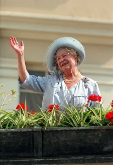 Images Dated 4th August 1990: Queen Mother Birthdays - August 1990 On her 90th Birthday outside Clarence House