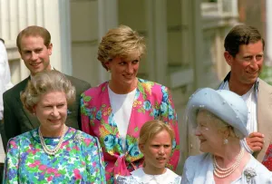 Images Dated 4th August 1990: Queen Mother Birthdays August 1990 On her 90th Birthday outside Clarence House