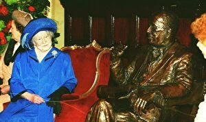 The Queen Mother December 1998 unveils a statue in tribute to Noel Coward at