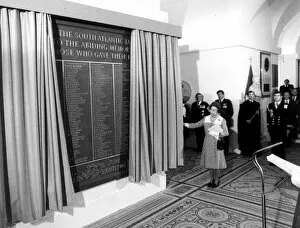 Images Dated 14th June 1985: The Queen unveils memorial plaque to those who lost their lives in the Falklands War at