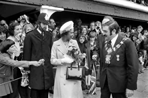 Images Dated 9th June 1977: The Queens Jubilee River Trip. Her Majesty Queen Elizabeth II after landing at St
