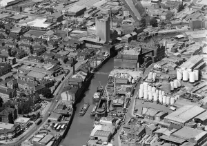 R & W Paul Mill on the River Hull Wincolmlee, Hull Circa 1980 R & W Paul Mill on the River Hull Wincolmlee, Hull Circa 1980
