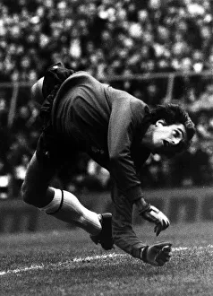 Mirror/0700to0799 00771/ray clemence making diving save tottenham hotspur Mirror/0700to0799 00771/ray clemence making diving save tottenham hotspur