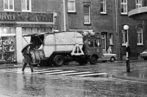 Images Dated 4th December 1970: A refuse collector working on the Kings Road, London. 4th December 1970