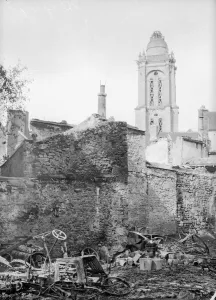 rench town of Senlis following a bombardment by German artillery rench town of Senlis following a bombardment by German artillery