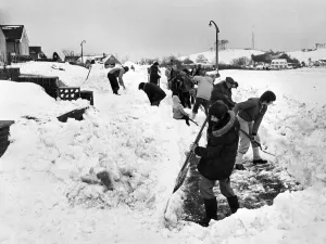 Residents of Rothesay Grove, Nunthorpe, join forces to clear a way through the snow Residents of Rothesay Grove, Nunthorpe, join forces to clear a way through the snow