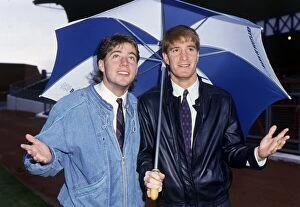 Images Dated 1st October 1987: Richard Gough & Ally McCoist under umbrella October 1987