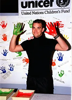 Robbie Williams gets his hands dirty November 1999 for children's rights Robbie Williams gets his hands dirty November 1999 for children's rights