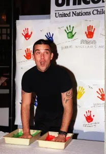 Robbie Williams gets his hands dirty November 1999 for children's rights Robbie Williams gets his hands dirty November 1999 for children's rights