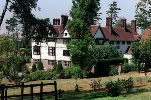 Images Dated 25th July 1990: Rod Stewart home in Epping Essex