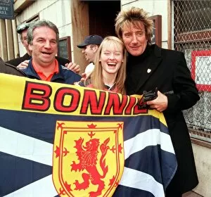 Images Dated 13th November 1999: Rod Stewart in Paisley Scotland November 1999 outside pub in paisley with unnamed