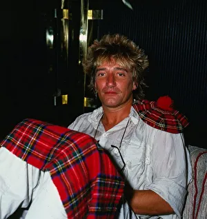 Rod Stewart singer May 1986 tartan blancket covering his legs tammy hat bunnet on his Rod Stewart singer May 1986 tartan blancket covering his legs tammy hat bunnet on his