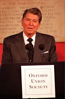 Images Dated 5th December 1992: RONALD REAGAN AT OXFORD UNIVERSITY 05 / 12 / 1992