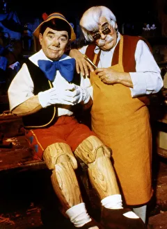 Images Dated 14th April 1991: Ronnie Corbett Actor / Comedian dressed as Pinnochio with Ronnie Barker dressed as the Toy