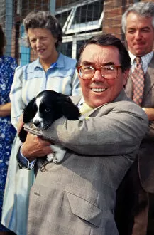 Ronnie Corbett at Edinburgh Cat and Dog home August 1989