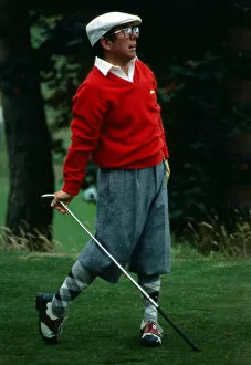 Images Dated 1st February 1982: Ronnie Corbett playing golf February 1982