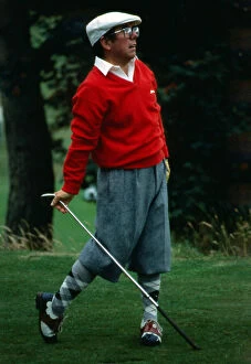 Images Dated 1st February 1982: Ronnie Corbett playing golf February 1982 A©mirrorpix