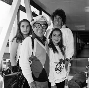 Images Dated 8th April 1980: Ronnie Corbett and his wife Anne with children Emma, 13