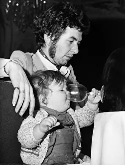 Ronnie Lane of pop group The Faces formally Small Faces & daughter Alana 1973 Ronnie Lane of pop group The Faces formally Small Faces & daughter Alana 1973