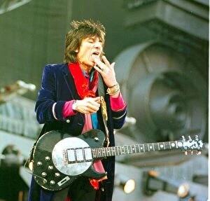 Images Dated 6th June 1999: Ronnie Wood with the Rolling Stones in concert June 1999 at Murrayfield Stadium