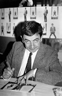 Rowan Atkinson signs copies of Mr. Bean video at H.M.V. Oxford St. October 1991 P017094
