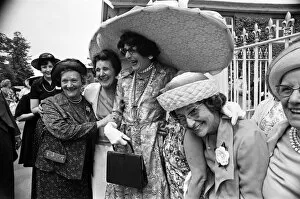 Images Dated 15th June 1976: Royal Ascot, first day. Dame Edna Everage wearing a huge, five foot wide hat