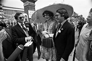 Images Dated 15th June 1976: Royal Ascot, first day. Dame Edna Everage wearing a huge, five foot wide hat