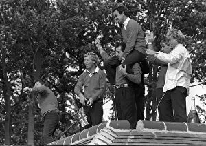 Images Dated 16th September 1985: Ryder Cup celebrations September 1985 Captain Tony Jacklin on the shoulders of