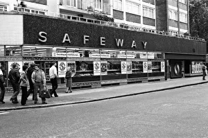 Images Dated 19th October 1980: Safeway supermarket in London. 19th October 1980