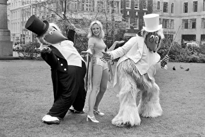 Images Dated 15th April 1975: Samantha Stevens with wombles. April 1975