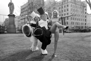 Images Dated 15th April 1975: Samantha Stevens with wombles. April 1975