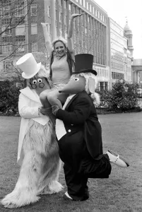 Images Dated 15th April 1975: Samantha Stevens with wombles. April 1975