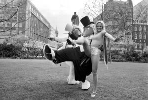 Images Dated 15th April 1975: Samantha Stevens with wombles. April 1975