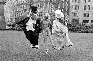 Images Dated 15th April 1975: Samantha Stevens with wombles. April 1975