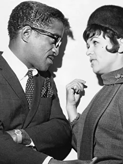 Sammy Davis Jnr and Eve Boswell talking at Variety Club lunch - March 1963 - 10/03/1963 Sammy Davis Jnr and Eve Boswell talking at Variety Club lunch - March 1963 - 10/03/1963