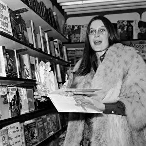 Images Dated 7th February 1970: Sandie Shaw at Heathrow airport, she is off to Brussels to appear in Cabaret
