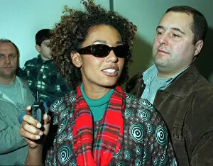 Images Dated 4th April 1998: SCARY SPICE AT AIRPORT APRIL 1998 Spice Girls Mel B wearing a tartan scarf