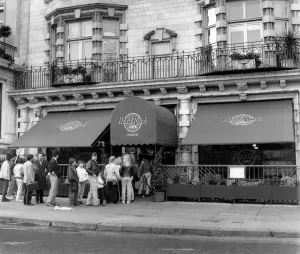Scene outside the Hard Rock Cafe in central London March 1989 P018469 Scene outside the Hard Rock Cafe in central London March 1989 P018469